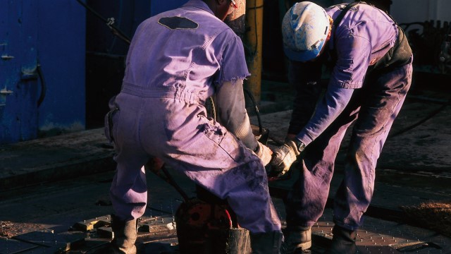 men on oil rig 640x360