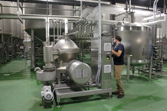 Bottom-fed_fully_hermetic_Brew_250_centrifuge_640x427.JPG